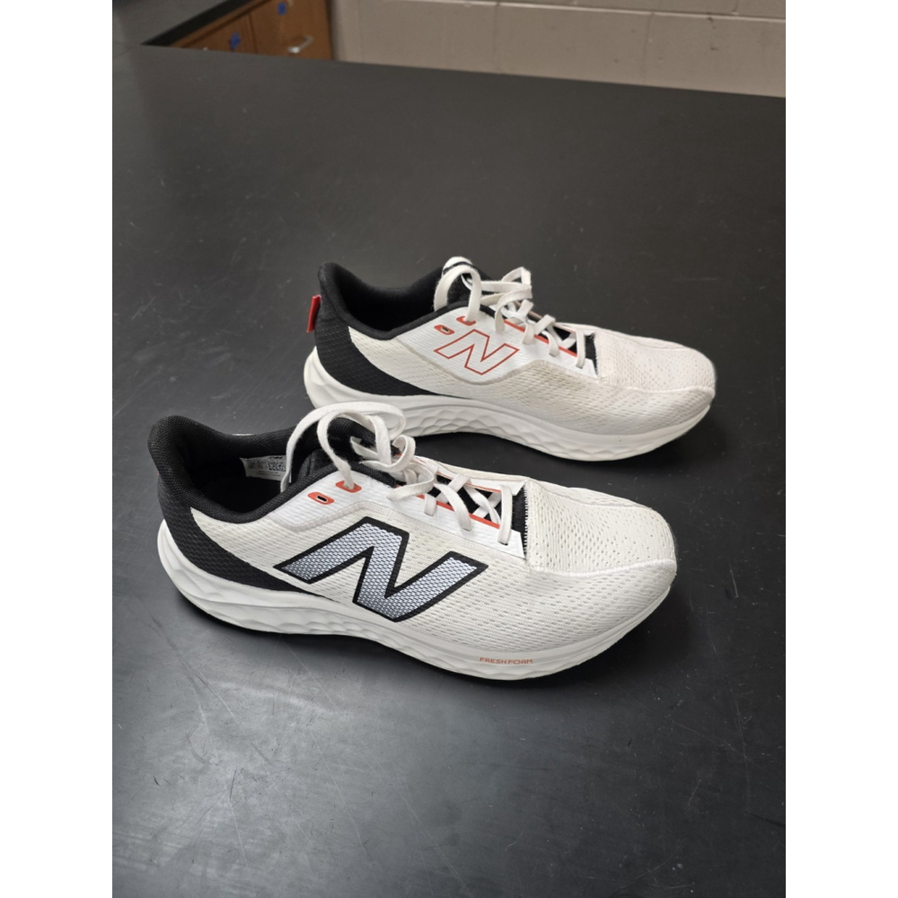 New Balance Fresh Foam Arishi v4 running shoes in white and black. Size 11 Mens
